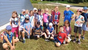Group picture of the participating children in front of the science park with the found treasure 