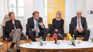 von links: Vizerektorin Elgin Drda, Rektor Meinhard Lukas, Landeshauptmann-Stellvertreterin Christine Haberlander, Professor Gerald Pruckner