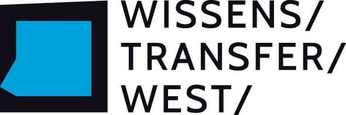 [Translate to Englisch:] Logo WTZ West. Link eins schwarzes Quadrat mit einem kleineren blauen Quadrat mittig positioniert. Rechts von der Grafik "Wissenstransfer West" über drei Zeilen geteilt