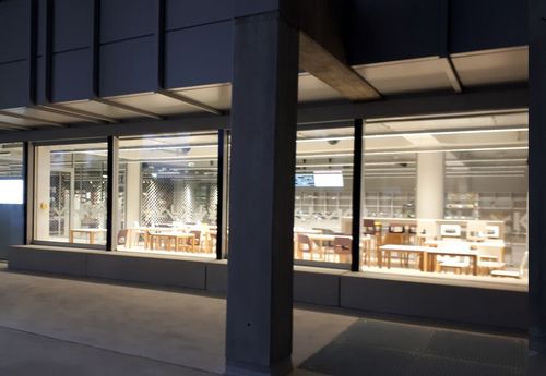 24/7-Lernzone in der Hauptbibliothek der JKU, fotografiert in der Nacht von außen