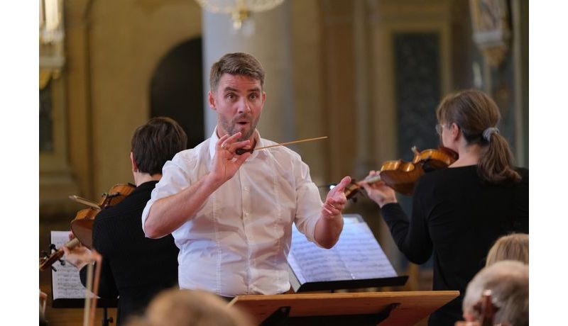 Dirigent Christian Radner während der Einspielprobe