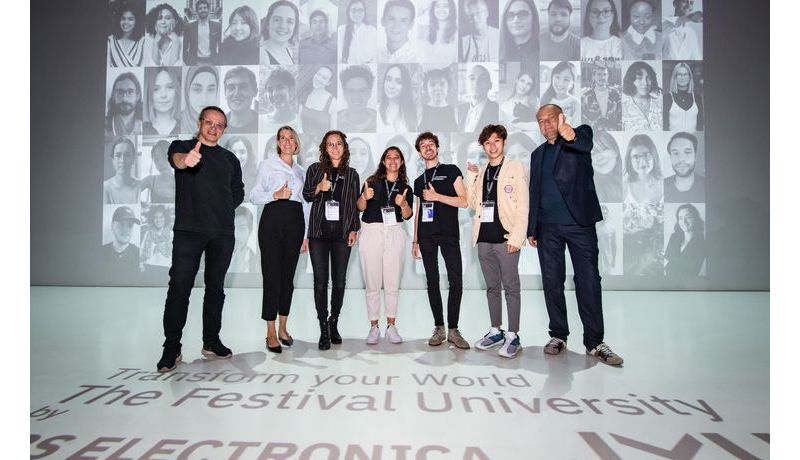Students with Rector Lukas and Gerfried Stocker at the 2021 Festival University