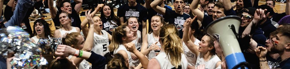 Astros Basketballteam beim Jubeln