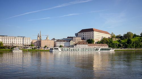 [Translate to Englisch:] Linz' Castle and city seen from the Danube