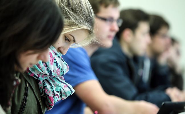 Nahaufnahme Studierende im Hörsaal