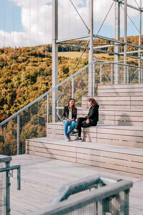 Zwei Studentinnen unterhalten sich auf der Aussichtsplattform Somnium