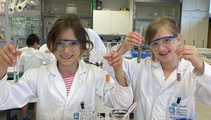 Kinder experimentieren im Chemie-Labor