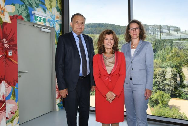 Besuch von Bundeskanzlerin Brigitte Bierlein und Wissenschaftsministerin Iris Rauskala an der JKU, Empfang durch Rektor Meinhard Lukas.