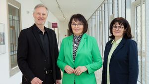 From left: Univ. Prof. Dr. Stephan Gerhard Huber; HR Mag. Isabella Zins; Christine Obermayr M.Ed, BEd; phot credit: JKU 