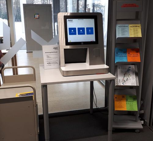 Automat zur Entlehnung von Büchern in Selbstbedienung in der Bibliothek der JKU