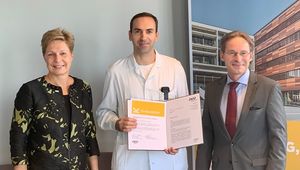 von links: Vizerektorin Elgin Drda, Oberarzt Dr. Thomas Ratschiller, Forschungsdekan Andreas Gruber