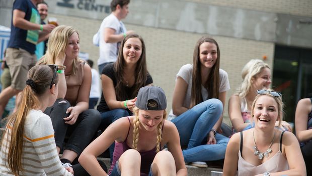 Studentinnen, die auf den Stiegen vor dem Uni-Center sitzen