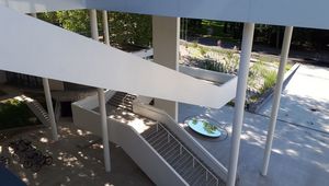 Am Fuß der Treppe die dreiteilige Spiegelskulptur der Künstlerin Eva Schlegel