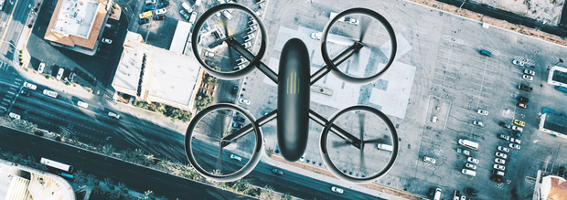 Eine Drohne fliegt über ein Gebäude