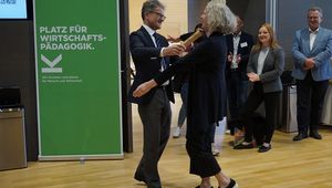 Prof. Neuweg übergibt das Staffelholz an Prof. Stock, Universität Graz, der Gastgeberin des Kongresses 2025; Credit: JKU