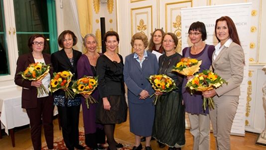 Bundesministerin Gabriele Heinisch-Hosek mit allen Preisträgerinnen (© HBF/Harald Minich)