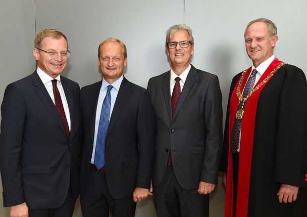Foto (v.l.): Landeshauptmann Thomas Stelzer, Johannes Fischer, Wolfgang Steiner und JKU-Vizerektor Andreas Janko bei der Verleihung