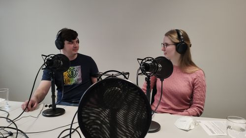 [Translate to Englisch:] JKU Podcast BA Kunststofftechnik - Sarah & Jonas