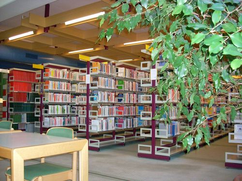 Regale in der Hauptbibliothek