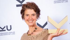 Karin Fischer mit dem Ars Docendi bei der Kepler Awards Verleihung
