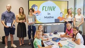 FLINK-Team mit Christina Krenn als Dritte von links mit Schüler*innen; Credit: JKU