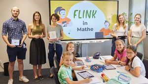 FLINK-Team mit Christina Krenn als Dritte von links mit Schüler*innen; Credit: JKU