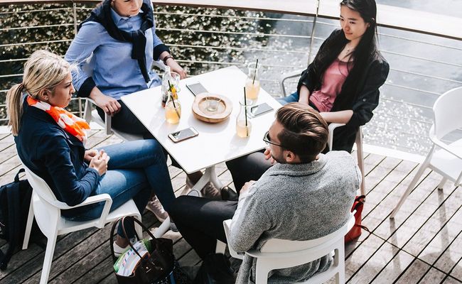 vier Studierende, die im Teichwerk sitzen 