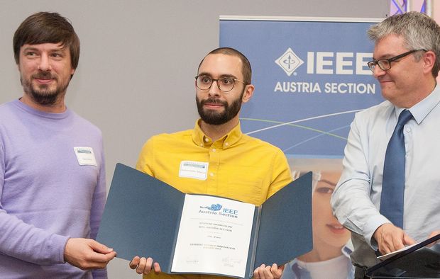 Stefan Clara und Marcus Hintermüller (beide Student Branch JKU Linz) mit Peter Rössler von der IEEE Austria Section bei der Preisverleihung (v.li).