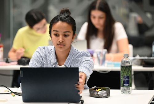 Frau am Laptop