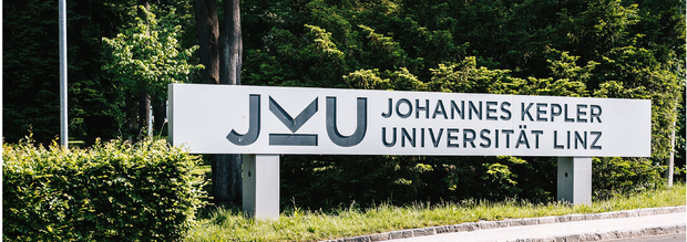 Das Logo der JKU bei der Einfahrt zum Parkplatz