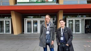Sandra Siedl und Benedikt Leichtmann vor der Veranstaltungshalle der Fachgruppentagung AOW-Psychologie und Ingenieurspsychologie 2021