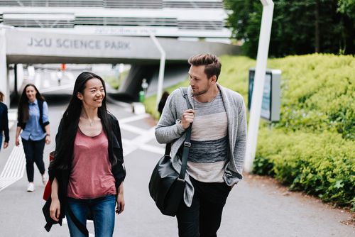 gehende Studierende vor Science Park Unterführung 