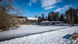 JKU Campus im Winter mit viel Schnee und blauem Himmel