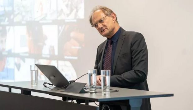 Alois Ferscha beim Vortrag (Linz connects bei Primetals Technologies, 14. März 2024)
