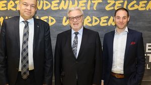 von links: Rektor Meinhard Lukas, Kepler Society Präsident Gerhard Stürmer, der neuer Kepler Society Geschäftsführer Florian Mayer