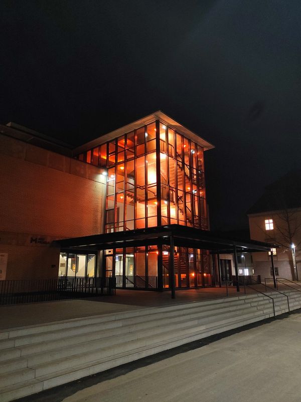 Unicenter der JKU leuchtet orange