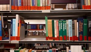 Die Fachbibliothek Chemie wurde in die Hauptbibliothek der JKU übersiedelt. Regale im Lesebereich.