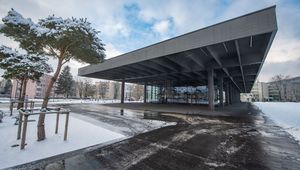 Frontansicht der JKU Kepler Hall im Winter