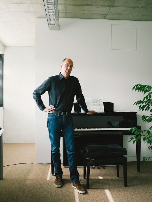 Gerhard Widmer vor Klavier stehend