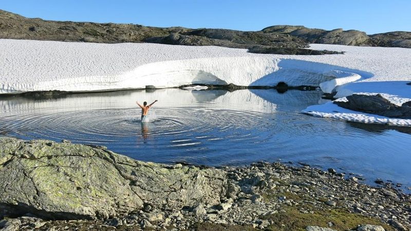 "Ein belebendes Bad" (Tyssevassbu, Norwegen), 2. Preis Kategorie "Studentisches, Menschliches, Kurioses"