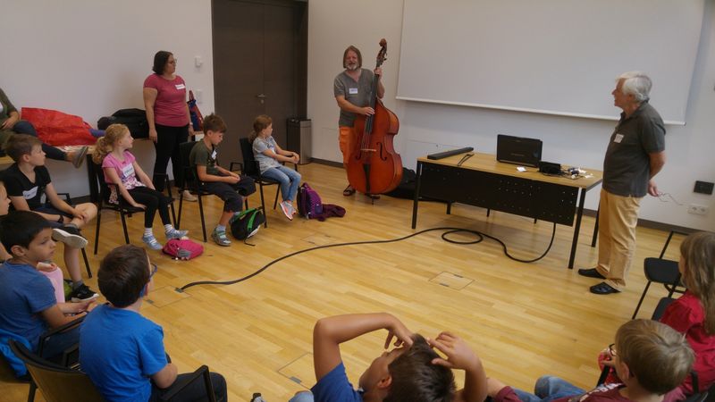 Musikrunde mit allen Kindern - Klavier, Kontrabass, Violine, Klarinette, ...