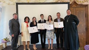 The award winners along with Bishop Scheuer, Abbot Maximilian and Prof. Feldbauer-Durstmüller; Photo: JKU