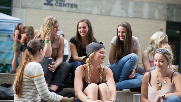 Studentinnen, die auf den Stiegen vor dem Uni-Center sitzen