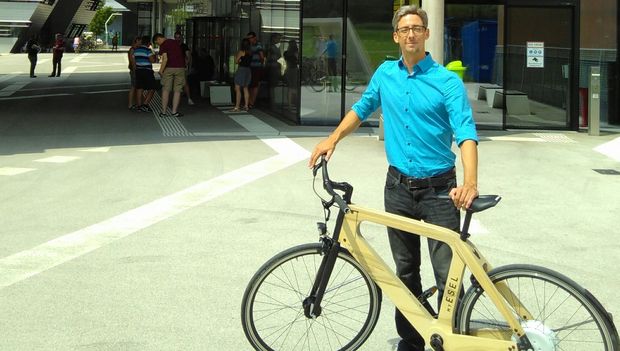 Herr Schönmayer mit E-Bike aus nachwachsenden Rohstoffen“