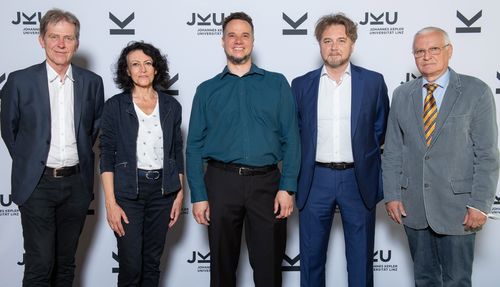 Gruppenfoto Senatsvorsitzender Mössenböck, Vizerektorin Bonanni, Prof. Schedl, Prof. Gerardo-Giorda und Dekan Schlacher