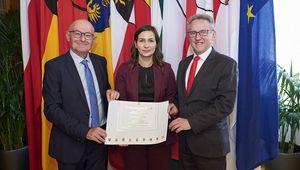 From left: Institute Director and Univ. Prof. Peter Bußjäger, Dr. Anna Obereder, First President of the State Parliament Ernst Woller; Photo credit: PID/Markus Wache