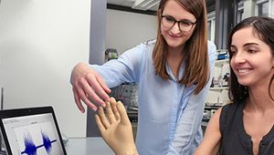 2 Frauen beschäftigen sich mit dem Thema Medical Engineering und zeigen anhand einer Prothese die Funktionsweise