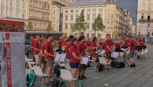 Das Orchester steht in Aufstellung am Linzer Hauptplatz.