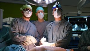 Konzentration im OP vor Implantation des ersten Sehnenfaden