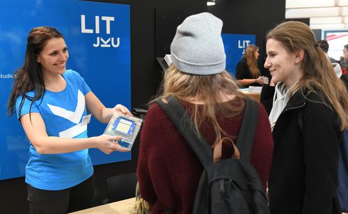 JKU Messestand mit Besuchern